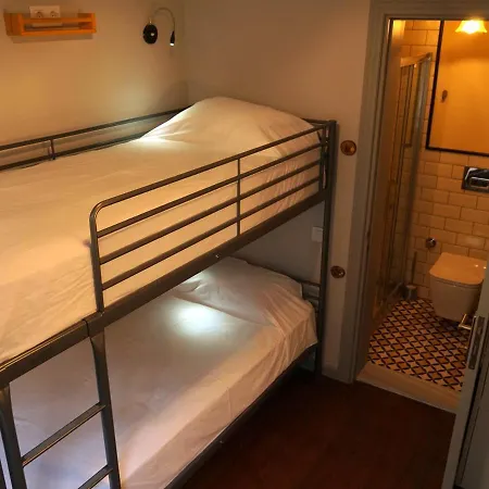 Hotell Tilas - In 19th Century Wooden Townhouse,kadikoy
