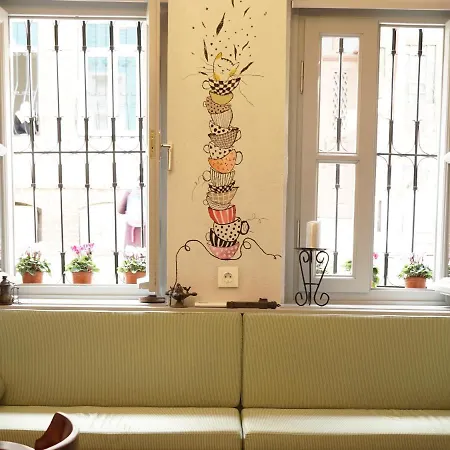 Hotell Tilas - In 19th Century Wooden Townhouse,kadikoy