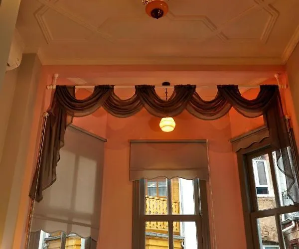 فندق Tilas - In 19th Century Wooden Townhouse,kadikoy