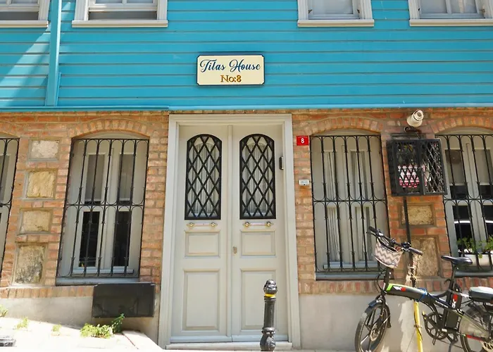 فندق Tilas - In 19th Century Wooden Townhouse,kadikoy